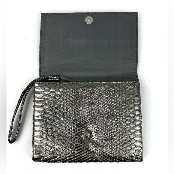 Neiman Marcus Vegan Leather Silver snakeskin embossed shiny wristlet/clutch - Picture 3 of 9